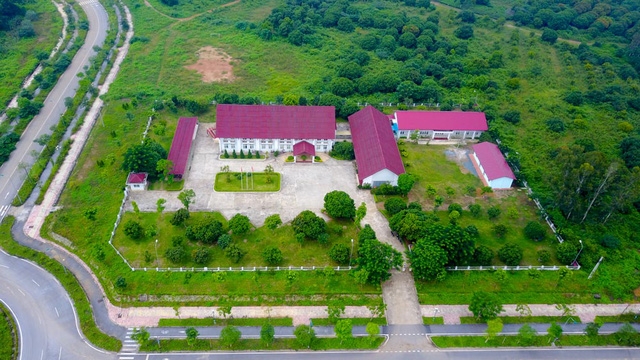  Trụ sở Ban quản lý dự án nằm cạnh cạnh nhà công vụ số 1. 