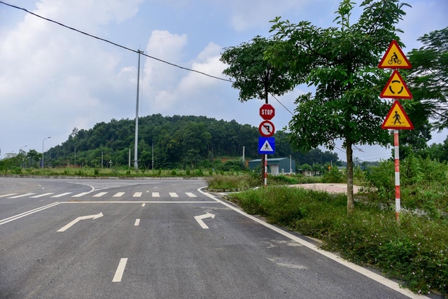  Bên cạnh các công trình “tiên phong”, hạ tầng giao thông trong khu vực cũng bước đầu được triển khai, một số tuyến đường đã làm xong. 