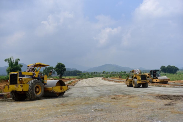  Nhiều hạng mục hạ tầng giao thông được triển khai chậm chạp, lẻ tẻ. 