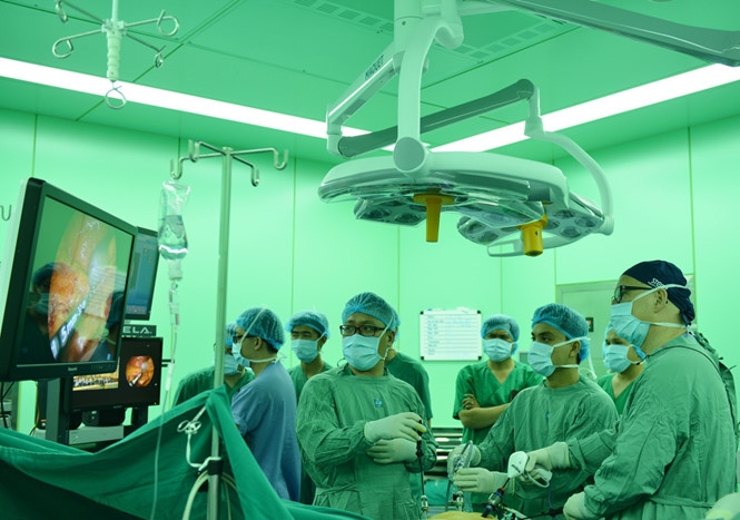 Các bác sĩ phẫu thuật nội soi cho bệnh nhân bị ung thư đại trực tràng /// Nguyên Mi