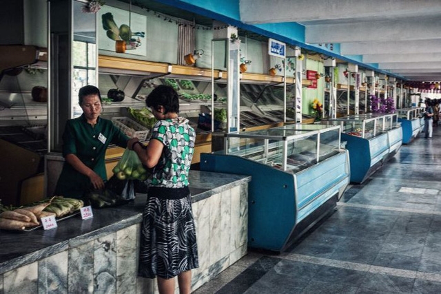 Người dân Triều Tiên mua hàng tại một quầy thực phẩm (Ảnh: ABC)