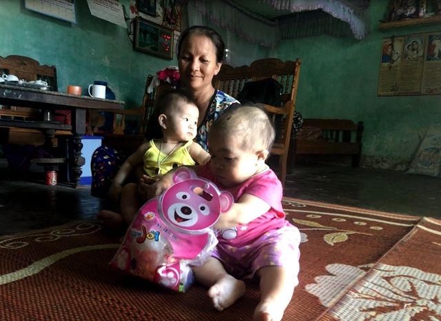 Bà Nguyễn bên cháu ruột và người con gái 27 tuổi. Ảnh: Minh Anh