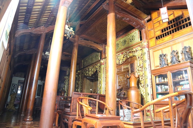 Bên trong căn nhà, gian giữa được bày trí làm nơi thờ