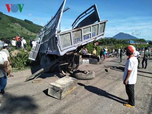 tau hoa huc vang xe tai tai xe bi thuong nang hinh 1