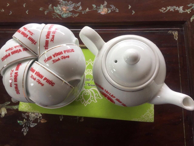 Số ấm chén kỷ niệm 20 năm tái lập tỉnh Vĩnh Phúc được tặng cho mỗi hộ gia đình có hộ khẩu thuộc tỉnh