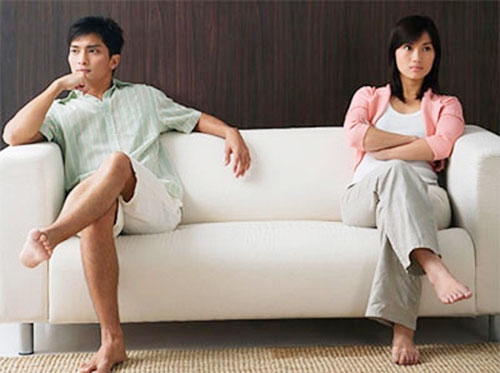 Chồng thờ ơ, mặc kệ vợ với những nỗi buồn vui, giận hờn. Ảnh minh họa 