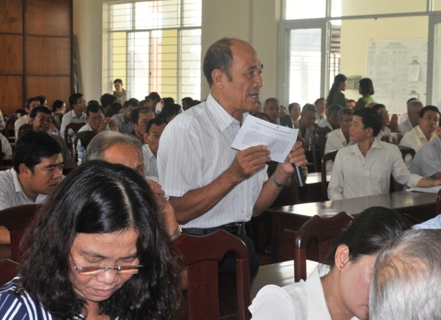 Các cử nêu câu hỏi tại buổi tiếp xúc
