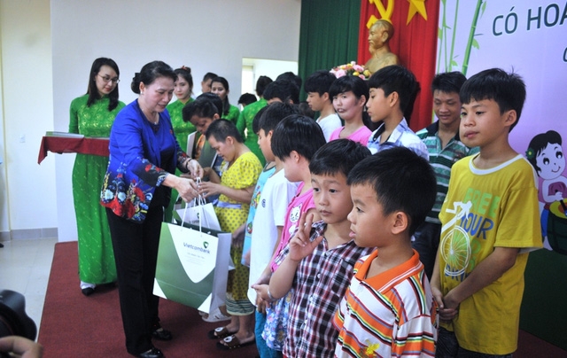 Chủ tịch QH trao quà trung thu và học bổng cho các cháu có hoàn cảnh khó khăn