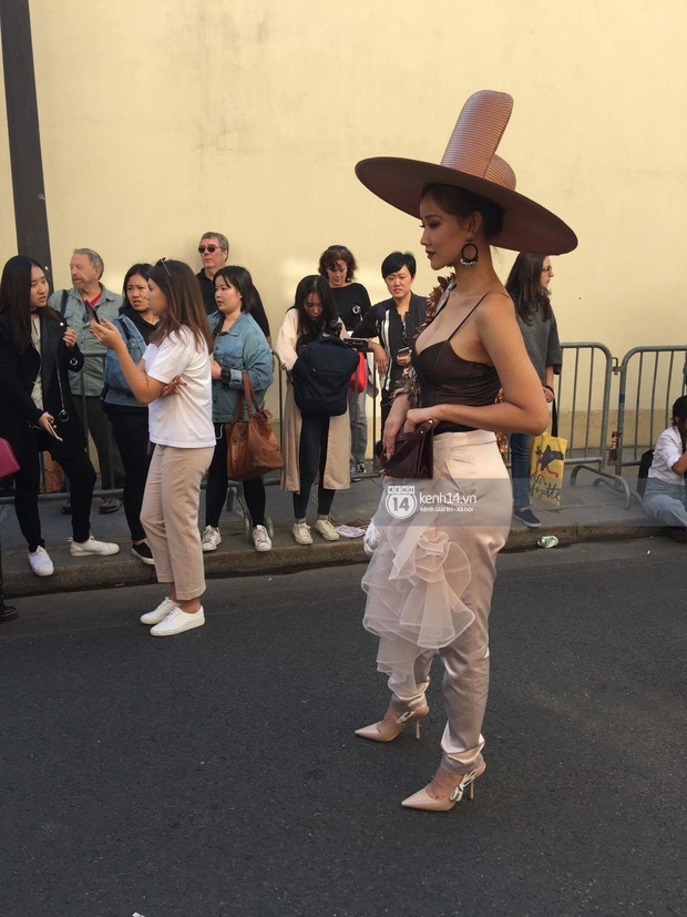Vừa đấu khẩu chán chê với Tâm Tít xong, Maya đã khiến dân tình Paris thảng thốt vì style dị - Ảnh 2.
