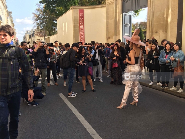 Vừa đấu khẩu chán chê với Tâm Tít xong, Maya đã khiến dân tình Paris thảng thốt vì style dị - Ảnh 4.