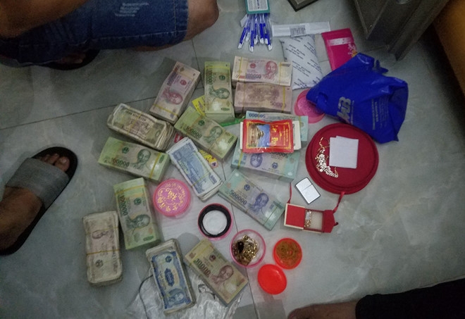 Nguoi phu nu lap 5 camera quanh nha de ban ma tuy hinh anh 2