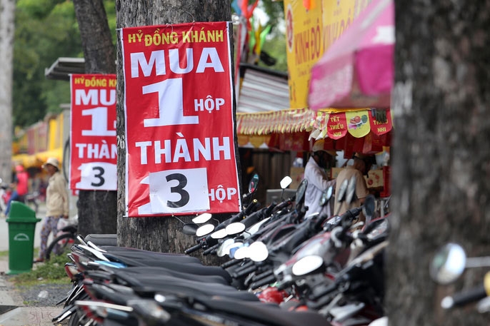 Thực hư bánh trung thu mua 1 tặng 3, 4 - 1