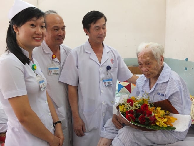 TP.HCM: Cứu sống cụ bà 104 tuổi bị nhiễm trùng đường mật - Ảnh 1.