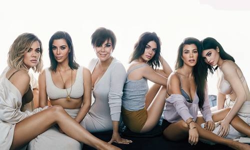 gia-dinh-kim-sau-10-nam-noi-tieng-voi-keeping-up-with-the-kardashians