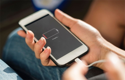 Thói quen dùng đến khi cần hết pin và sau đó sạc qua đêm gây hại cho pin điện thoại. Ảnh: Popular Science