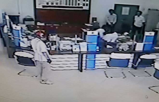 lo mat nghi pham cam sung cuop ngan hang o vinh long hinh anh 1