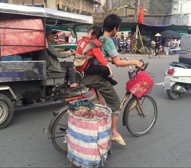 Ngoài Quốc Tuấn, ngoài kia cũng còn nhiều người cha vĩ đại theo một cách khác, như cha nghèo chở con đi học này - Ảnh 2.