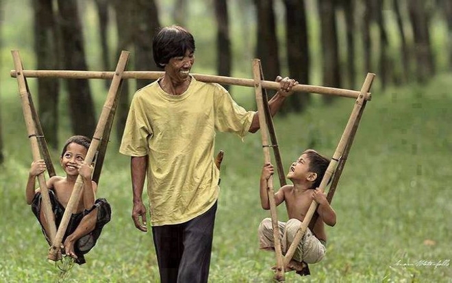 Ngoài Quốc Tuấn, ngoài kia cũng còn nhiều người cha vĩ đại theo một cách khác, như cha nghèo chở con đi học này - Ảnh 3.