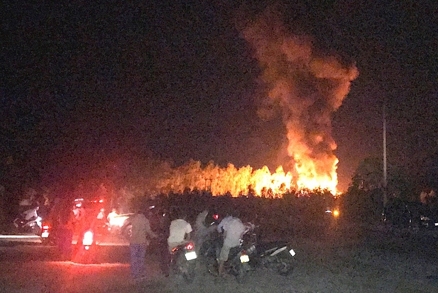 no lon tai khu chiet xuat gas, lua bung chay du doi hinh anh 1