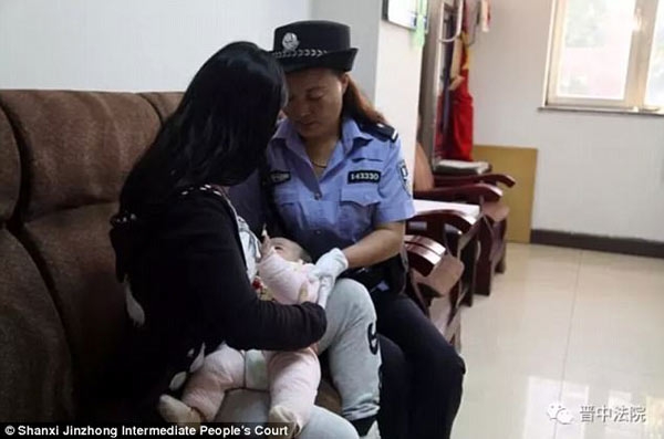 nu canh sat tre cho con cua bi cao bu khi toa dang xu, bi cao bat khoc hoi han - 3