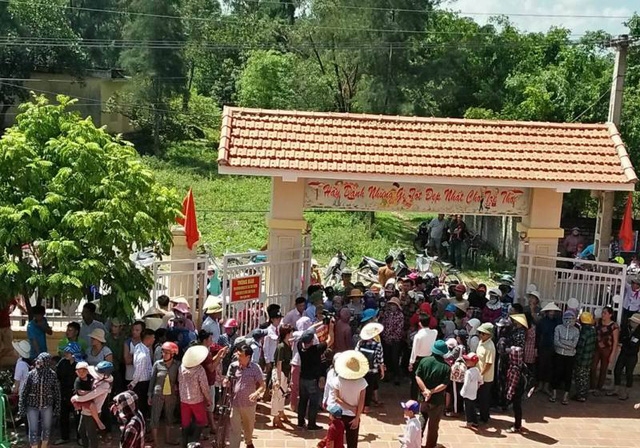 Hàng trăm phụ huynh tập trung phản đối tại trường Mầm non Quảng Thái