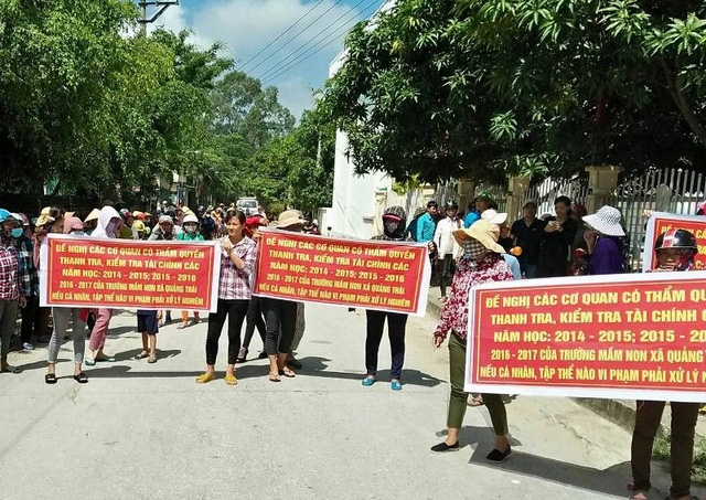 Phụ huynh căng băng rôn đề nghị thanh tra, kiểm tra tài chính nhà trường