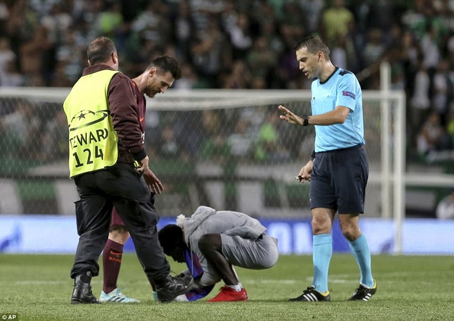 Trong tiếng gào thét Ronaldo từ khắp khán đài, fan cuồng lao vào hôn chân Messi - Ảnh 3.