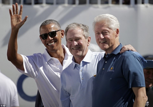 3 cựu Tổng thống Barack Obama, George W. Bush và Bill Clinton đã cùng mặc áo có logo của Presidents Cup khi tới tham dự sự kiện thể thao quốc tế này. (Ảnh: AP)