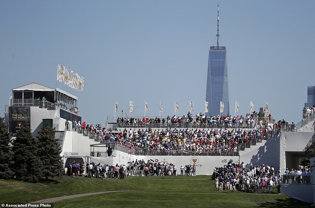 Tổng thống Donald Trump đã chấp nhận lời mời làm Chủ tịch danh dự của Presidents Cup trong năm nay (Ảnh AP)