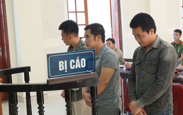Nguyễn Duy Cương (đứng giữa) cùng Đinh Quốc Thắng và Trần Văn Tùng tại phiên tòa phúc thẩm