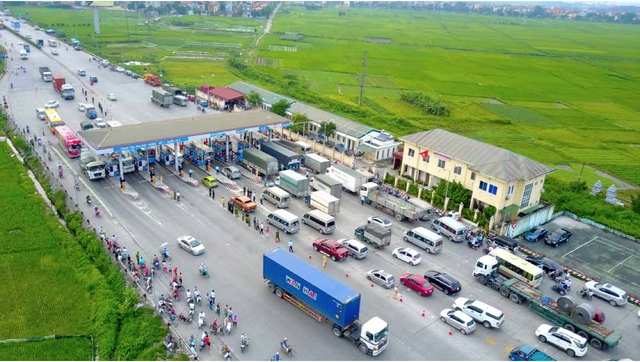 Thời gian gần đây, người dân đồng loạt phản ứng về các trạm thu phí và mức phí cao (ảnh: Toàn Vũ)