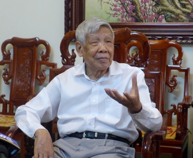 Nguyên Tổng Bí thư Lê Khả Phiêu trao đổi với báo chí sáng 29/9.