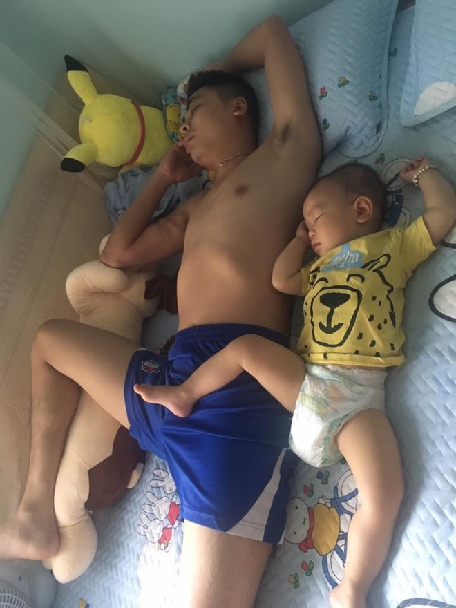 Những hình ảnh chứng minh mẹ là kẻ bị ra rìa, bố con chúng nó giống nhau như lột, đến cái dáng ngủ cũng copy - Ảnh 5.