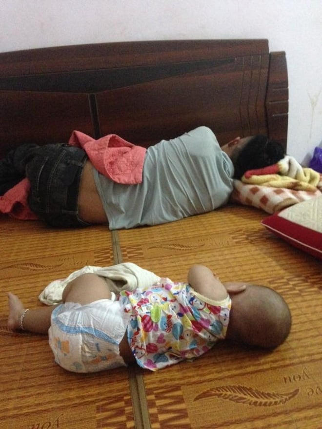 Những hình ảnh chứng minh mẹ là kẻ bị ra rìa, bố con chúng nó giống nhau như lột, đến cái dáng ngủ cũng copy - Ảnh 15.