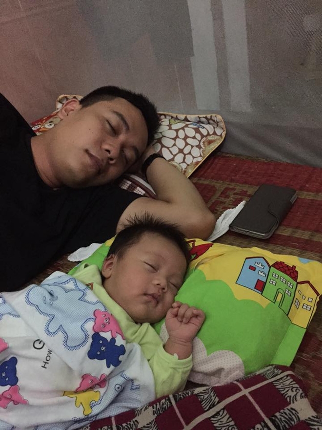 Những hình ảnh chứng minh mẹ là kẻ bị ra rìa, bố con chúng nó giống nhau như lột, đến cái dáng ngủ cũng copy - Ảnh 21.