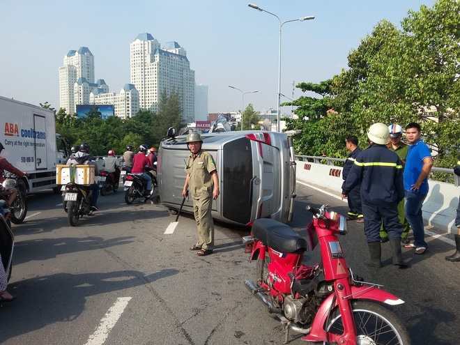 TP.HCM: Ô tô 7 chỗ lật nhào trên đường phố, tài xế bung cửa thoát thân - Ảnh 1.