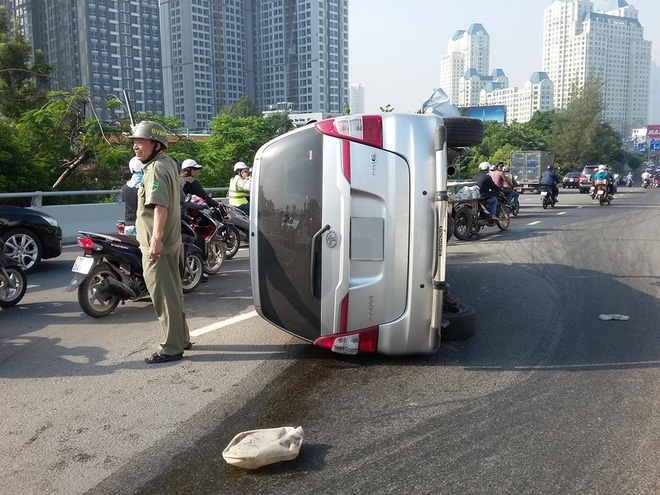 TP.HCM: Ô tô 7 chỗ lật nhào trên đường phố, tài xế bung cửa thoát thân - Ảnh 2.