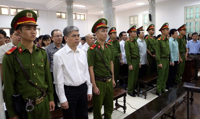  Các bị cáo nghe tuyên án 