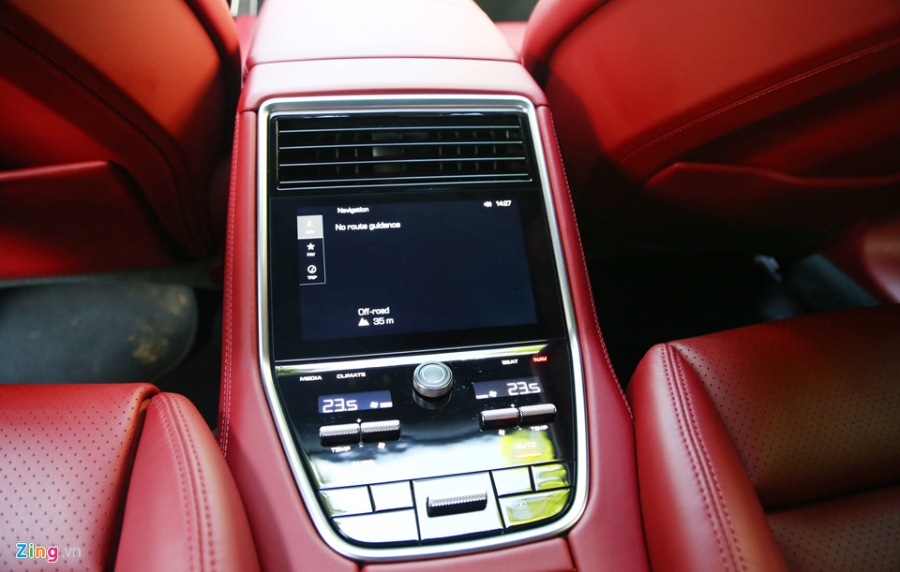 Chat the thao trong mau sedan hang sang Porsche Panamera 4S 2017 hinh anh 15