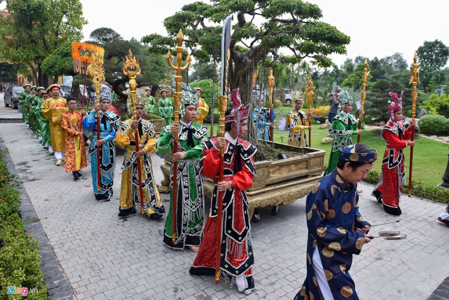 Hoai Linh tat bat trong ngay gio To san khau tai den tho hinh anh 4