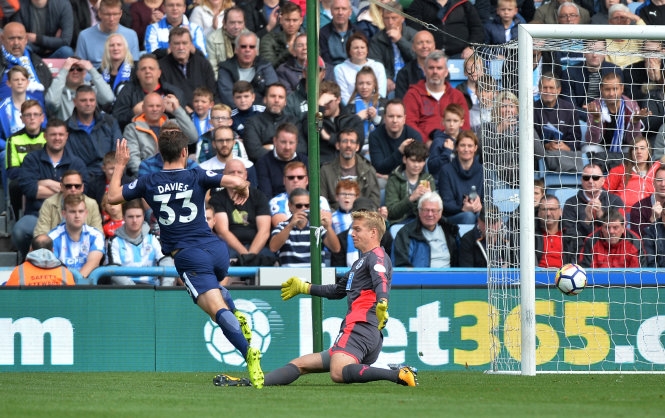 ​Kane lập cú đúp, Tottenham đè bẹp Huddersfield