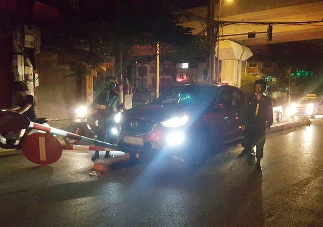  Vụ tai nạn xảy ra vào đêm khuya ít người qua lại nên không có thương vong về người. 