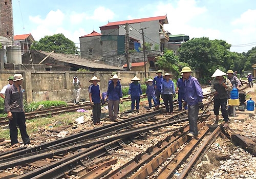 nganh-duong-sat-vat-lon-giu-chan-cong-nhan-truoc-lan-song-bo-viec-2