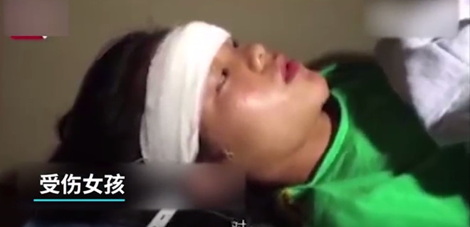 Nghe si 14 tuoi Trung Quoc nga tu do cao 3 m ngay tren san khau hinh anh 2