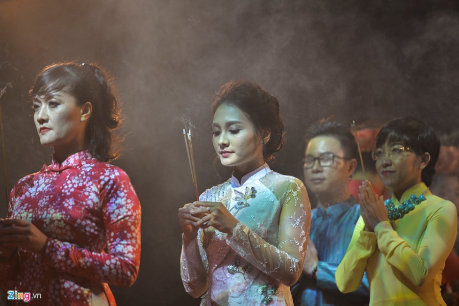 Nghe si Viet thanh kinh trong Le gio To nghe san khau hinh anh 5