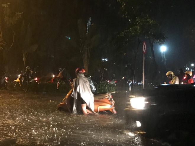 Sai Gon mua lon, nhieu tuyen duong ngap nang hinh anh 1