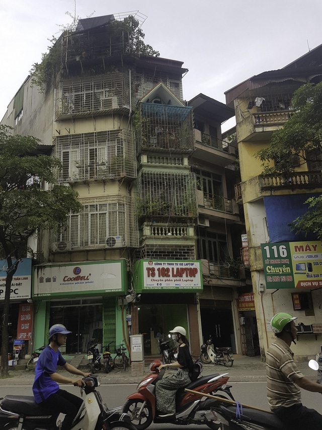  Căn nhà 4 tầng (ngoài cùng bên trái) nơi anh Hạnh đang sống cùng 2 con gái. 