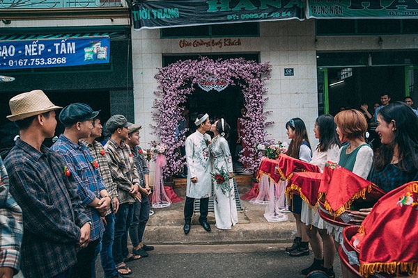 cuoi bo voi nhung dan be trap 