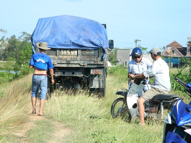 dan chan xe cho muc, sua thoi di tieu huy khien quoc lo ket cung hinh anh 4