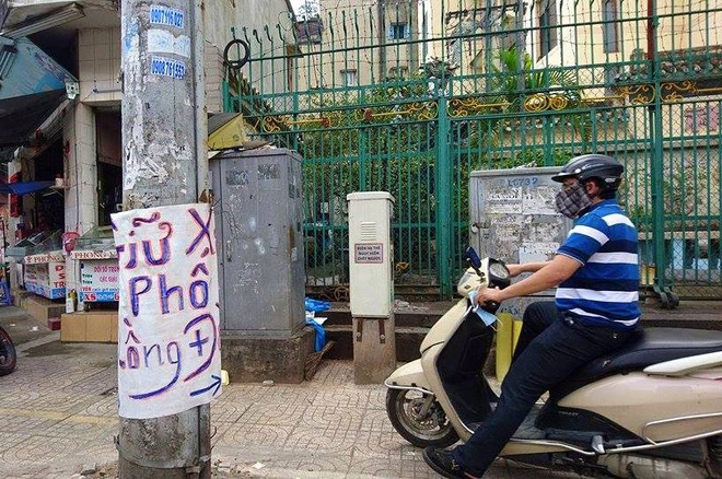 Giữ xe phố lồng đèn Sài Gòn hốt bạc triệu mỗi ngày, tận dụng luôn trẻ con ra bắt khách - Ảnh 3.